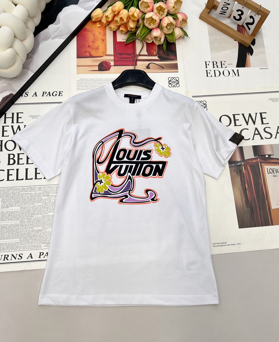 NO:697182,LOUIS VUITTON Short-sleeved T-shirt with painted graffiti letters, | LV graffiti statement | Collision between street and luxury. Classic remodeling, playful and uninhibited Monogram painted graffiti vivid cotton T-shirt subverts traditional elegance and interprets LV's rebellious gene with artistic touches. Imported high-end custom-made 280g double yarn fabric, imported silk thread has first-class feel High street trend symbol Eye-catching letter splash design, every stroke is free expression - wear it and you are the protagonist of street culture.  An indispensable high-quality tee for both boys and girls! Same style for men and women! Top fashionable style!  The whole thing gives people a natural feeling!  Wearing it with couples will definitely attract attention when going out!  Fashionable, relaxed and stylish, the atmosphere is full at once ~ three standards are complete, large quantities are shipped, size smlXL code, louis vuitton, louis vuitton, T-shirt, tees, t-shirt,19860909LOUIS VUITTON 彩绘涂鸦字母短袖T恤,｜LV 涂鸦宣言｜街头与奢华的碰撞」  经典重塑,玩味不羁 Monogram 彩绘涂鸦跃然棉质T恤,颠覆传统优雅,以艺术笔触诠释LV的叛逆基因.  采用进口高端订制280克双纱面料,进口丝线手感一流  高街潮流符号 醒目字母泼墨设计,每一笔都是自由表达——穿上它,就是街头文化主角.  属于男生女生都不可缺少的一款品质感爆款tee!男女同款! 顶尖时髦气质款！整体给人浑然天成的感觉！ 搭配情侣款出街绝对吸引眼球！时髦 轻松有格调 氛围感一下子拉满～三标齐全,大货出 尺码smlXL 编码,,louis vuitton,louis vuitton,T-shirt,tees，t-shirt,,Women's clothing