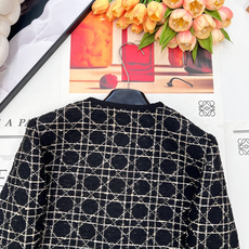 🆕 DIOR 金线藤格纹粗花呢外套✨ 经典重塑,优雅新生✨以DIOR标志性藤格纹为灵感,奢华金线织入粗花 🆕 DIOR 金线藤格纹粗花呢外套✨ 经典重塑,优雅新生✨以DIOR标志性藤格纹为灵感,奢华金线织入粗花