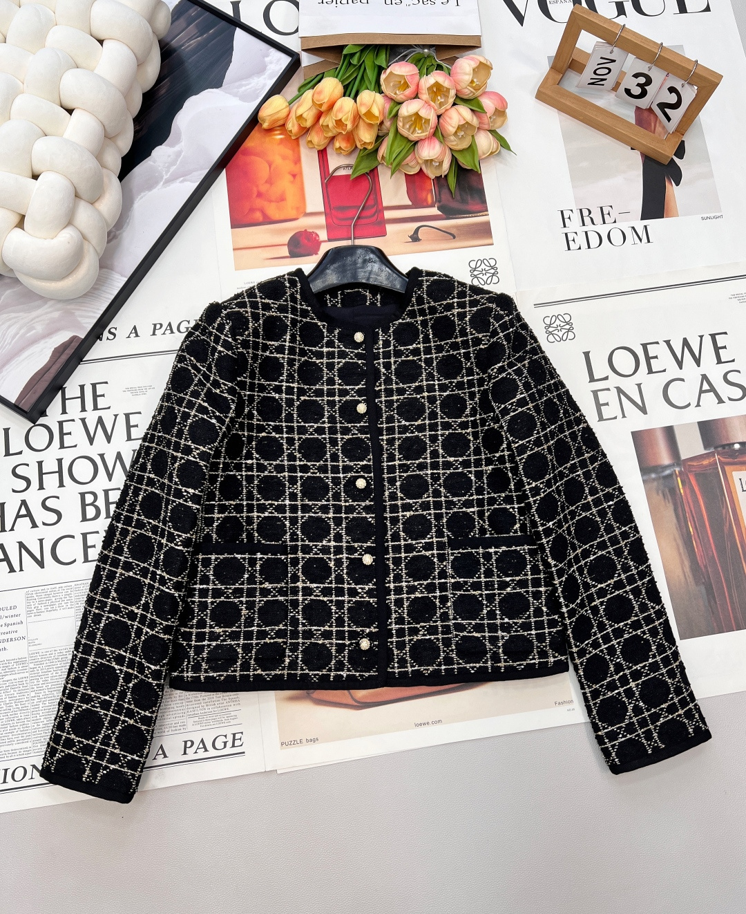 NO:697178,DIOR Gold Thread Cannage Pattern Tweed Jacket Classic Reconstruction, Elegant Rebirth Inspired by DIOR's iconic cannage pattern, luxurious gold thread is woven into the tweed fabric, recreating the timeless elegance of Princess Diana's era. The suit design of the jacket and skirt outlines a delicate silhouette, and every stitch tells the ingenuity of haute couture. Every detail shows luxury.  - The golden cannage pattern and bright gold threads shuttle between the tweeds, exuding low-key luxury between the light and shadow, reshaping the sense of feminine femininity and strength. Pure black and metallic luster interweave to create a ladylike style. Black with gold rhombus textured jacquard, dense and sinewy texture, three-dimensional fabric, high-end and textured, exquisite diamond buttons embellishment, paired with an A-line skirt, an elegant and generous set!  Three standards are complete, large quantities are shipped, size smlXl code, dior, skirts, jackets & coats,19860909DIOR 金线藤格纹粗花呢外套 经典重塑,优雅新生 以DIOR标志性藤格纹为灵感,奢华金线织入粗花呢面料,重现戴妃时代的永恒优雅.外套与半裙的套装设计,勾勒出精致轮廓,每一针线皆诉说着高级定制的匠心.  细节之处,尽显华贵 -金线藤格纹璀璨金丝穿梭于粗花呢间,光影流转间散发低调奢华,重塑女性柔美与力量感.  纯净黑色与金属光泽交织,打造名媛风范.  黑色配金色菱格调肌理感提花,质地密实有筋骨,立体面料,高级又有质感,精致钻扣点缀,搭配A字半裙,一套优雅大方！三标齐全,大货出 尺码smlXl 编码,,dior,skirts,jackets & coats,,Women's clothing