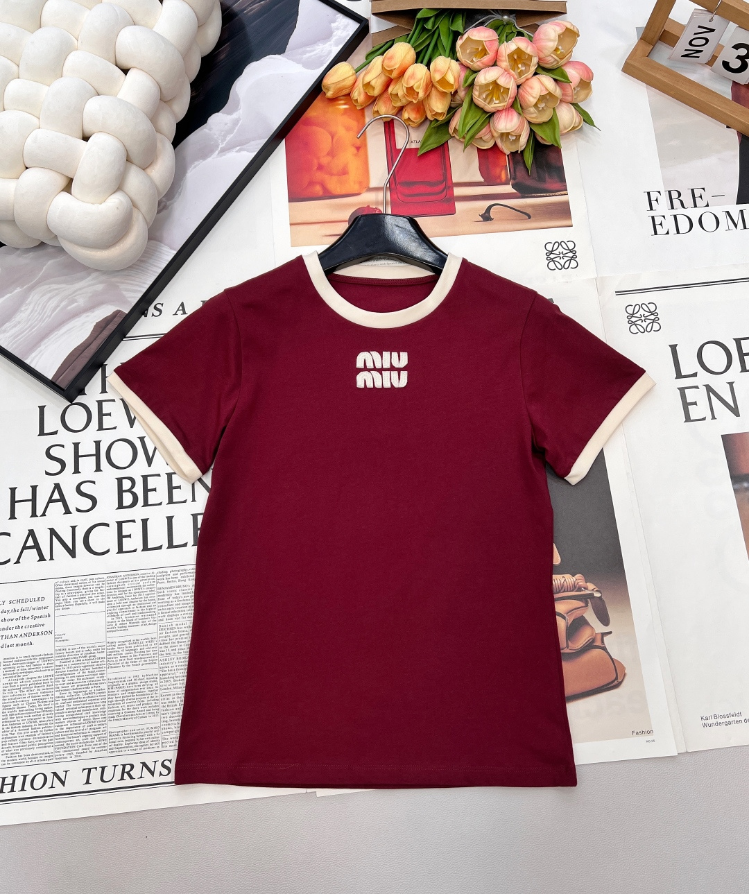 NO:697170,MIU MIU contrasting color three-dimensional appliqué embroidered T-shirt, a classic among classics, simple and highly recognizable, retro, fashionable and versatile, the contrasting color is very good-looking, looks particularly high-end and whitening, can be worn by younger girls, the gentle style is very easy to control, spicy and sweet, who can not love it, youthful and fashionable, showing high-end texture!  Simple and practical to wear, not picky~ The color system has a Muffat retro feel. The upper body is versatile and reduces age. It is full of vitality and fun. The loose body is suitable for the upper body. The upper body effect is very good. It covers the flesh very well. It is suitable for all body shapes. It is matched with trousers and shorts. It is available in large quantities. Size sml code M,,miumiu,shorts,tees,t-shirt,19860909MIU MIU 撞色立体贴布绣T恤,经典中的经典 简约高辨识度 复古时髦又百搭 撞色很好看 显得特别高级显白 穿上减龄少女 温柔风拿捏的死死的 又辣又甜 谁能不爱 青春又洋气 呈现高级质感！简约实穿不挑人～ 色系自带缪法复古感 上身百搭减龄 活力趣味性十足 松身正尝版型 上身效果很好 非常遮肉 适合各种身形 搭配长裤短裤都三标齐全,大货出 尺码sml 编码M,,miumiu,shorts,tees，t-shirt,,Women's clothing