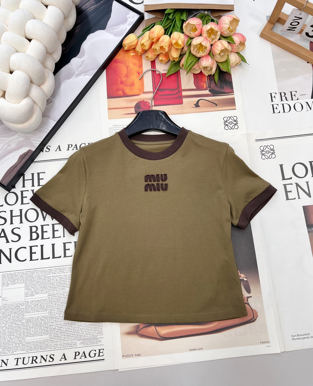 NO:697164,MIU MIU contrasting color three-dimensional appliqué embroidered short T-shirt is a classic among classics, simple and highly recognizable, retro, fashionable and versatile. The contrasting colors are very good-looking. It looks particularly high-end and whitening. It can be worn by girls who want to reduce their age. It has a gentle style and is spicy and sweet. Who can not love it, youthful and fashionable, showing a high-end texture!  Simple and practical to wear, not picky~ The color system has a Muffat retro feel. The upper body is versatile and reduces age. It is full of vitality and fun. The short and loose fit has a good upper body effect. It covers the flesh very well. It is suitable for all body shapes. It can be matched with trousers and shorts. It has three standards. It is shipped in large quantities. Size sml code, miumiu, shorts, tees, t-shirt,19860909MIU MIU 撞色立体贴布绣短款T恤 经典中的经典 简约高辨识度 复古时髦又百搭 撞色很好看 显得特别高级显白 穿上减龄少女 温柔风拿捏的死死的 又辣又甜 谁能不爱 青春又洋气 呈现高级质感！简约实穿不挑人～ 色系自带缪法复古感 上身百搭减龄 活力趣味性十足 小短款松身版型 上身效果很好 非常遮肉 适合各种身形 搭配长裤短裤都,三标齐全,大货出 尺码sml 编码,,miumiu,shorts,tees，t-shirt,,Women's clothing