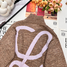 🆕LOEWE新款后背字母针织开衫,采用羊毛,亚麻和棉混纺,柔软亲肤,秋冬穿超舒服!浅卡其色+背后大”L“ 🆕LOEWE新款后背字母针织开衫,采用羊毛,亚麻和棉混纺,柔软亲肤,秋冬穿超舒服!浅卡其色+背后大”L“