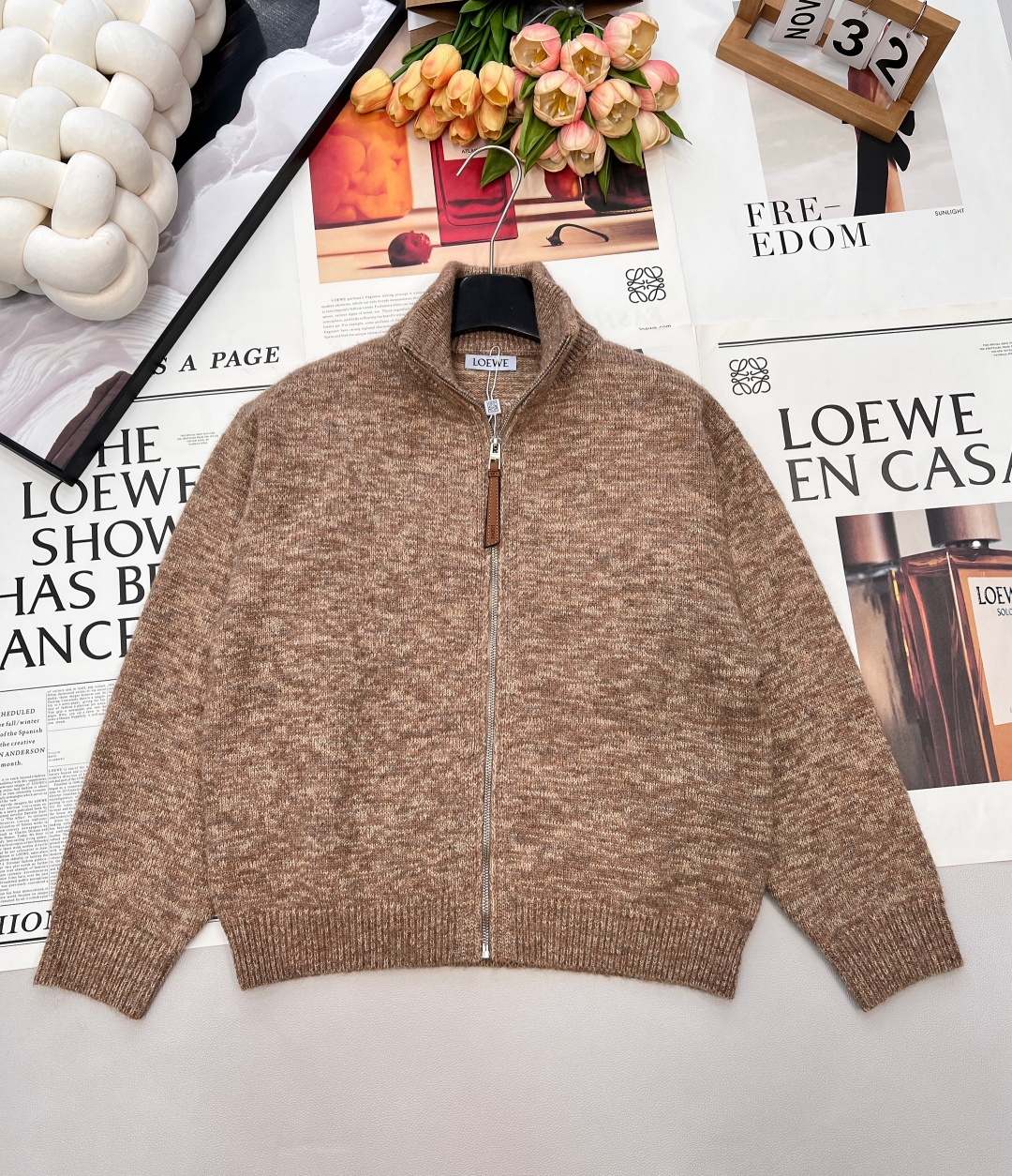 NO:697184,LOEWE's new back letter knitted cardigan is made of wool, linen and cotton blend, soft and skin-friendly, and super comfortable to wear in autumn and winter! Light khaki color + large 'L' logo on the back, low-key and recognizable, zipper design for easy putting on and taking off, half-high collar to keep warm and fashionable. Slightly loose version, both men and women can easily control it, it is great to wear alone or layered, it is a versatile item in autumn and winter!  Three standards are complete, large quantities are shipped, size sml code L, loewe,19860909LOEWE新款后背字母针织开衫,采用羊毛,亚麻和棉混纺,柔软亲肤,秋冬穿超舒服! 浅卡其色+背后大”L“ logo,低调又有辨识度,拉链设计方便穿脱,半高领保暖又时髦. 微宽松版型,男女都能轻松驾驭,单穿或叠搭都很出彩,是秋冬百搭款神器！三标齐全,大货出 尺码sml 编码L,,loewe,,Women's clothing