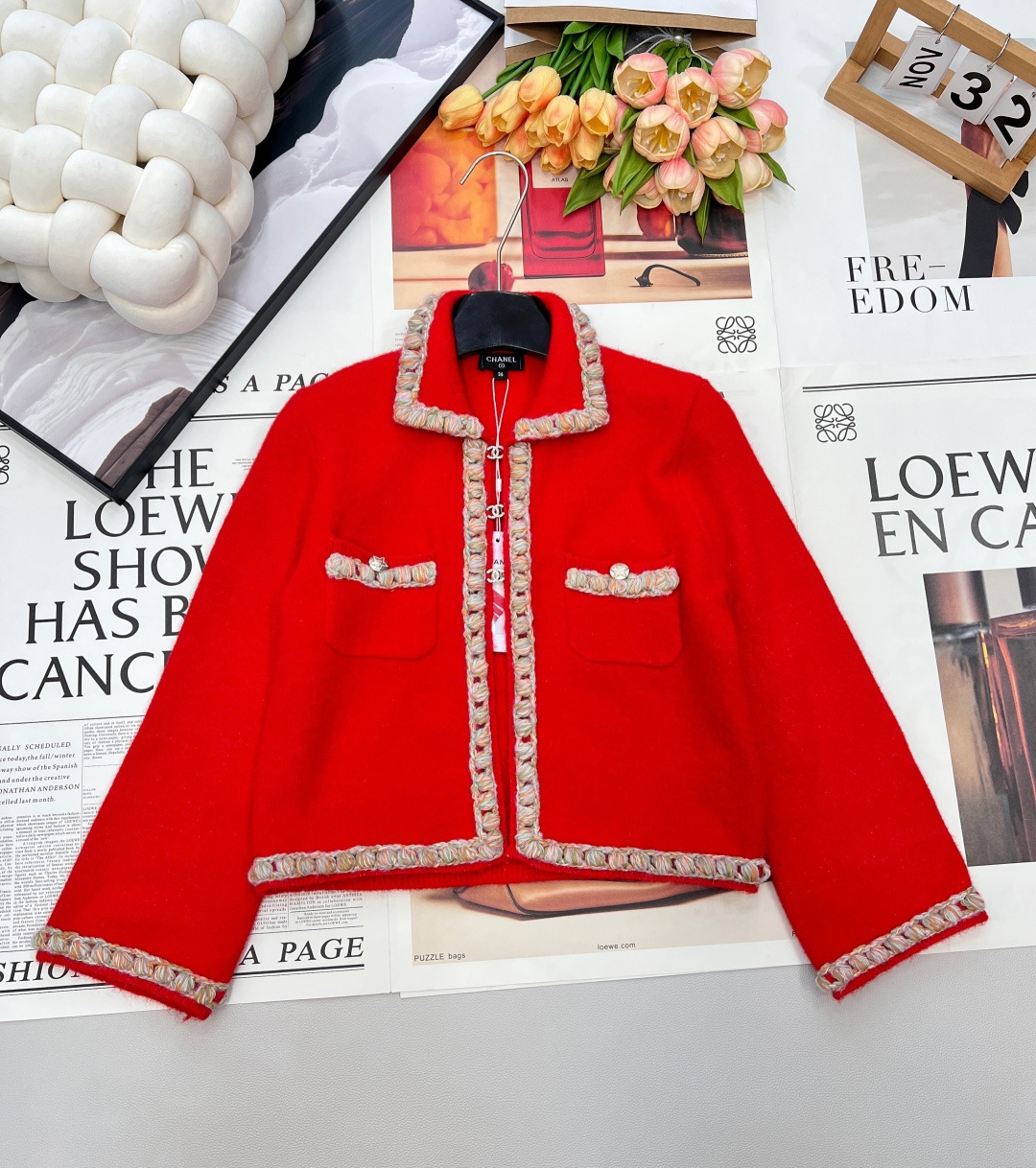 NO:697180,Chanel's 2026 new pure red wool knitted cardigan outlines the New Year atmosphere with warm red, and the delicate wool texture gently wraps the body shape. The contrasting woven piping winds along the lapels and placket, and complements the double pocket metal buckles. The hem and cuff trim form a visual echo, and the classic fragrance is blended with retro elegance. Every detail hides French sophistication. The upper body is full of temperament, and the exquisite and hot colors of the daughter-in-law are super easy to match.  It looks great when worn alone or layered, and the silhouette is very slimming!  Three standards are complete, large shipments, size, sml code, chanel,19860909Chanel 2026新款正红羊毛针织开衫,以热烈正红勾勒新年氛围感,细腻羊毛质地温柔包裹身形.撞色编织滚边沿着翻领、门襟蜿蜒,与双口袋金属饰扣相映成趣,衣摆与袖口镶边形成视觉呼应,经典小香风揉入复古优雅,每一处细节都藏着法式精致.上身气质满满,千金女神范精美火爆的颜色超级好搭配 单穿叠穿都非常好看版型非常显瘦！三标齐全,大货出 尺码sml 编码,,chanel,,Women's clothing