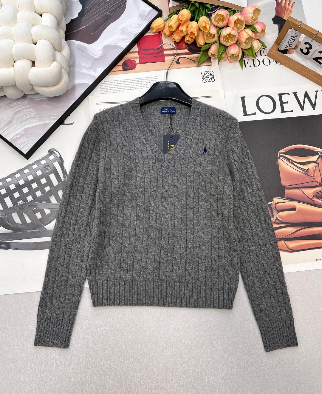 NO:697588,Ralph Lauren pony embroidered V-neck twist sweater, classic pony embroidery V-neck twist sweater, pure wool material, soft and skin-friendly, super comfortable to wear in autumn and winter! V-neck + twist texture, full of retro college style, and the pony embroidery on the chest is very recognizable. The version accommodates a variety of body types. It is versatile and not picky, can be easily controlled for commuting, casual, and college style. White, gray, black, navy blue, red, three labels are complete, large quantities are shipped. Size sml code, loro  piana,sweaters,19860909Ralph Lauren小马刺绣V领麻花毛衣,经典小马刺绣V领麻花毛衣,纯羊毛材质,柔软亲肤 秋冬穿超舒服!V领+麻花纹理,复古学院风满满,胸前小马刺绣超有辨识度. 版型包容多种身材.百搭不挑人,通勤,休闲,学院风都能轻松驾驭 白色 灰色 黑色 藏青色 红色,三标齐全,大货出 尺码sml 编码,,loro piana,sweaters,,Women's clothing