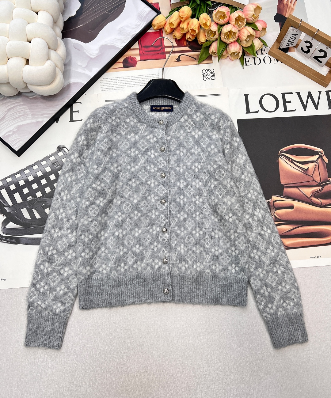 NO:697563,LOUIS VUITTON's new autumn and winter wool cardigan with Lujia logo is welded to the body with a sense of gentleness in autumn and winter. The knitted furry breasts are so soft, the soft fufu knitted fabric is like a cloud wrapped in it, and the color is so amazing!  It also comes with a soft light filter. It looks like gentle creamy skin under the sun. Sisters with yellow skin can also close their eyes. The classic logo texture is low-key and noble, and the details are directly full. The texture is like high-grade mohair, and the soft and waxy knitted fabric is versatile for everyday use. Wearing it alone is like a French socialite, and layering it inside adds layers. It unlocks the diverse possibilities of high-end luxury wear in autumn and winter. It has three standards and is shipped in large quantities. Size sml  Code L,,louis vuitton,louis vuitton,louis vuitton,19860909LOUIS VUITTON秋冬新款驴家logo羊毛开衫,秋冬温柔感焊在身上.针织毛茸茸奶呼呼好软一个,软fufu的针织面料像裹了团云朵,色调太绝了！ 不挑皮还自带柔光滤镜,阳光下看是温柔的奶油肌既视感,黄皮姐妹也能闭眼冲～ 经典的logo织纹低调又显贵,细节感直接拉满.质感似高级马海毛,软糯针织日常又百搭. 单穿是法式名媛,叠穿内搭又添层次,一件解锁秋冬高奢穿搭的多元可能,三标齐全,大货出 尺码sml 编码L,,louis vuitton,louis vuitton,louis vuitton,,Women's clothing