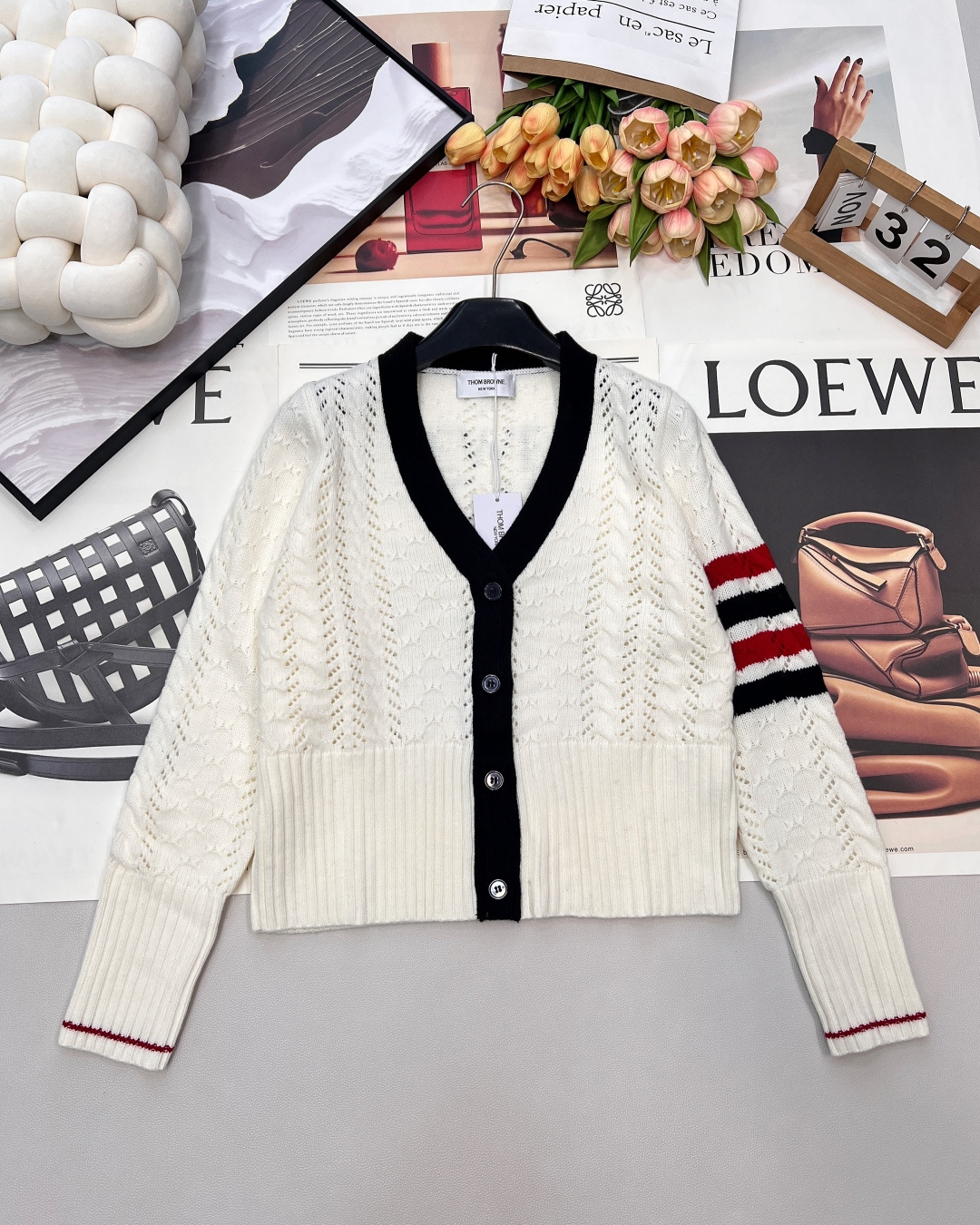 NO:697559,Thom Browne classic twist knitted cardigan, this knitted cardigan is made of high-quality wool, soft and warm, perfect for autumn and winter! Black and white color matching + classic four stripes, full of college style. The V-neck design modifies the neck line, and the texture of fully customized shell buttons is advanced. The cable texture and hollow details make the layering richer, the loose version is tolerant, and can be easily used for commuting and leisure! Three standards are complete, and large quantities are shipped. Size sml,,19860909Thom Browne经典麻花针织开衫,这款针织开衫采用高品质羊毛,柔软又保暖,秋冬穿超合适! 黑白拼色+经典四条杠,学院风满满. V领设计修饰颈部线条,全定制贝壳纽扣质感 高级. 绞花纹理和镂空细节让层次感更丰富,宽松版 型包容性强,通勤休闲都能轻松驾驭!三标齐全,大货出 尺码sml 编,,,Women's clothing