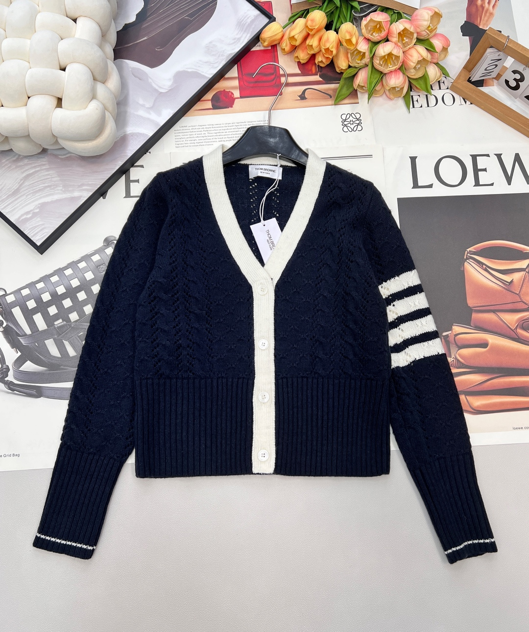 NO:697556,Thom Browne classic twist knitted cardigan, this knitted cardigan is made of high-quality wool, soft and warm, perfect for autumn and winter! Black and white color matching + classic four stripes, full of college style. The V-neck design modifies the neck line, and the texture of fully customized shell buttons is advanced. The cable texture and hollow details make the layering richer, the loose version is tolerant, and can be easily used for commuting and leisure! Three standards are complete, and large quantities are shipped. Size sml code T,,19860909Thom Browne经典麻花针织开衫,这款针织开衫采用高品质羊毛,柔软又保暖,秋冬穿超合适! 黑白拼色+经典四条杠,学院风满满. V领设计修饰颈部线条,全定制贝壳纽扣质感 高级. 绞花纹理和镂空细节让层次感更丰富,宽松版 型包容性强,通勤休闲都能轻松驾驭!三标齐全,大货出 尺码sml 编码T,,,Women's clothing
