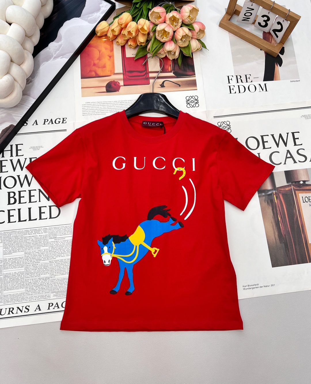 NO:697551,Gucci 2026 new Lunar New Year round neck printed pony short-sleeved T-shirt, New Year Lunar New Year series #Customized YB native cotton material, breathable and comfortable, full texture, slim fit small version of the shirt, using printing technology to outline the cartoon-style kicking pony letter logo decoration, colorful collision style playful, enhance brand recognition, clear layers, suitable for the festive end-of-year style, bright and fashionable daily wear items. Complete three labels, large shipments  Size sml code G,,gucci,T-shirt,tees,t-shirt,19860909Gucci 2026新款贺岁圆领印花小马短袖T恤,新年贺岁系列#定制YB原生全棉材质,透气舒适,质感十足,修身小版恤剪裁,利用印花工艺处理,勾勒出卡通风格的后蹬腿小马字母徽标装饰,彩色碰撞画风俏皮,加强品牌辨识度,层次分明,适配喜庆年末风格的正红色,亮眼时髦的日常穿搭单品.三标齐全,大货出 尺码sml 编码G,,gucci,T-shirt,tees，t-shirt,,Women's clothing