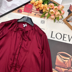 🆕Loewe 2026SS新款缎面抽绳衬衫,定制YB进口缎面材质,质感光泽,穿搭舒适,抽绳衬衣剪裁,缎面 🆕Loewe 2026SS新款缎面抽绳衬衫,定制YB进口缎面材质,质感光泽,穿搭舒适,抽绳衬衣剪裁,缎面