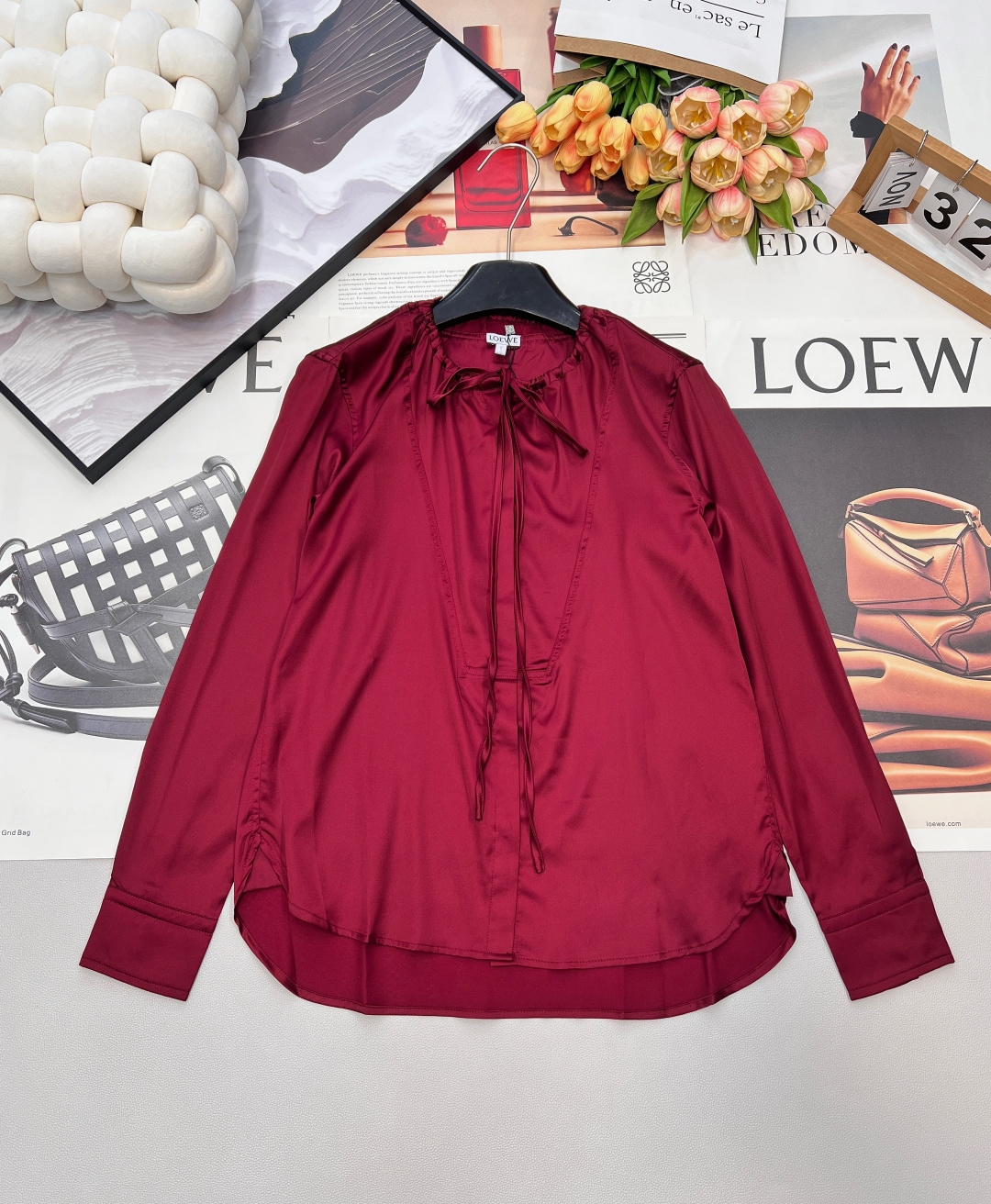 NO:697566,Loewe 2026SS new satin drawstring shirt, customized YB imported satin material, glossy texture, comfortable to wear, drawstring shirt tailoring, the satin shirt is so high-end!  The silky satin fabric comes with a soft light filter, the drawstring design on the neckline is gentle and smart, and the simple silhouette is full of tolerance for the body. The white is clear and elegant, and the burgundy is retro and rich. Whether it is worn with a suit or a skirt, it can create a lazy and refined atmosphere. It is a proper and elegant natal shirt. Complete with three standards and two colors. Size sml code, loewe, skirts, shirts, business suit,19860909Loewe 2026SS新款缎面抽绳衬衫,定制YB进口缎面材质,质感光泽,穿搭舒适,抽绳衬衣剪裁,缎面衬衫也太拿捏高级感了！丝滑的缎面面料自带柔光滤镜,领口的抽绳设计温柔又灵动,简约的廓形对身材包容度拉满.白色清透优雅,酒红款复古浓郁,不管是搭西装还是半身裙,都能穿出慵懒又精致的氛围感,妥妥的气质款本命衬衫.三标齐全,两色出 尺码sml 编码,,loewe,skirts,shirts,business suit,,Women's clothing