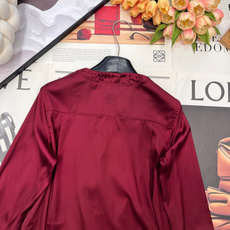 🆕Loewe 2026SS新款缎面抽绳衬衫,定制YB进口缎面材质,质感光泽,穿搭舒适,抽绳衬衣剪裁,缎面 🆕Loewe 2026SS新款缎面抽绳衬衫,定制YB进口缎面材质,质感光泽,穿搭舒适,抽绳衬衣剪裁,缎面