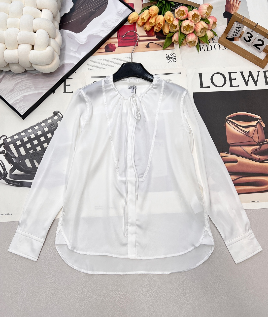 NO:697562,Loewe 2026SS new satin drawstring shirt, customized YB imported satin material, glossy texture, comfortable to wear, drawstring shirt tailoring, the satin shirt is so high-end!  The silky satin fabric comes with a soft light filter, the drawstring design on the neckline is gentle and smart, and the simple silhouette is full of tolerance for the body. The white is clear and elegant, and the burgundy is retro and rich. Whether it is worn with a suit or a skirt, it can create a lazy and refined atmosphere. It is a proper and elegant natal shirt. Complete with three standards and two colors. Size sml code, loewe, skirts, shirts, business suit,19860909Loewe 2026SS新款缎面抽绳衬衫,定制YB进口缎面材质,质感光泽,穿搭舒适,抽绳衬衣剪裁,缎面衬衫也太拿捏高级感了！丝滑的缎面面料自带柔光滤镜,领口的抽绳设计温柔又灵动,简约的廓形对身材包容度拉满.白色清透优雅,酒红款复古浓郁,不管是搭西装还是半身裙,都能穿出慵懒又精致的氛围感,妥妥的气质款本命衬衫.三标齐全,两色出 尺码sml 编码,,loewe,skirts,shirts,business suit,,Women's clothing