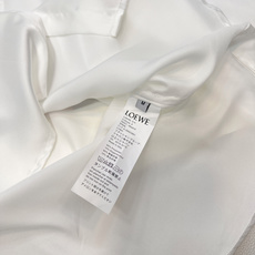 🆕Loewe 2026SS新款缎面抽绳衬衫,定制YB进口缎面材质,质感光泽,穿搭舒适,抽绳衬衣剪裁,缎面 🆕Loewe 2026SS新款缎面抽绳衬衫,定制YB进口缎面材质,质感光泽,穿搭舒适,抽绳衬衣剪裁,缎面