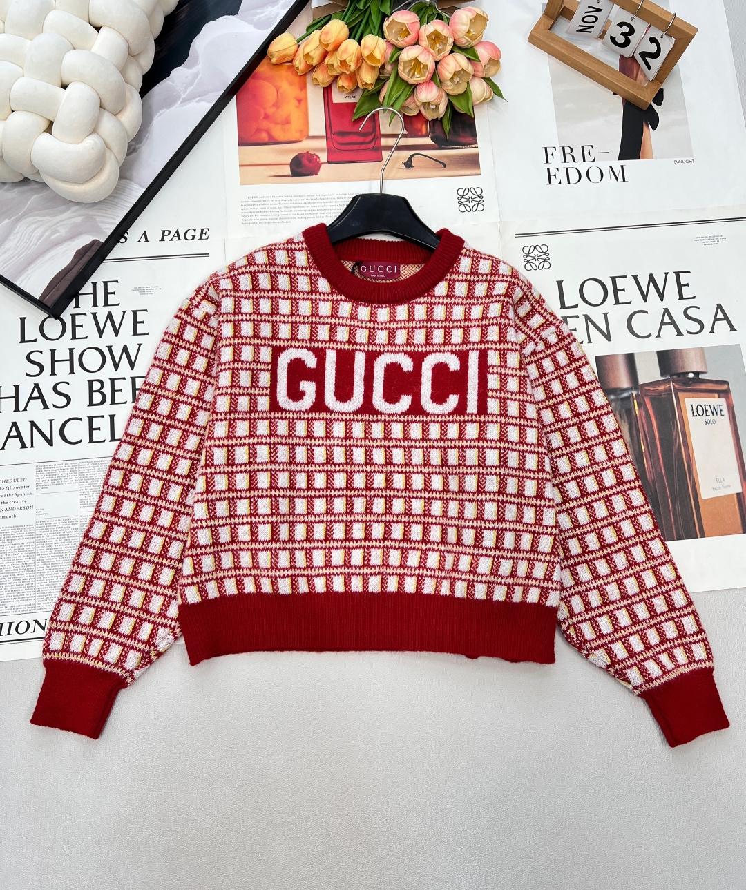 NO:708085,Gucci26's new knitted round-neck long-sleeved red-bottom plaid wool sweater. Three-dimensional letter logo embellishment on the front. Contrast jacquard craftsmanship. The irregular tailoring of the hem adds a sense of design. Lazy and fashionable, I love it. The color is super positive. Fashionable and high-end. Wool knitted fabric. Soft and comfortable. Slightly loose fit. The upper body is slim and versatile!  The sweater is lazy and casual, and the sweet girl atmosphere directly fills the air!  Every detail tells a sense of luxury. Whether it is worn with a shirt to create a layered look or worn alone to highlight elegance, it can easily create a sense of luxury. They are all must-have luxury items for autumn and winter wardrobes. Define your simple and high-end sense with a touch of bright color. Complete with three standards, large shipments. Sizes sml code G,, gucci, sweaters, shirts,19860909Gucci26 新款针织圆领长袖红底格纹羊毛毛衣 正面立体字母logo点缀 撞色提花工艺 下摆不规则剪裁更具设计感 慵懒又时髦,巨爱 颜色超级正 时髦高级 羊毛针织面料 柔软舒适 微宽松版型 上身显瘦又百搭！毛衣慵懒随性,甜妹氛围感直接拉满！ 每一处细节都在诉说高级感,无论是内搭衬衫打造层次感,还是单穿凸显优雅气质,都能轻松打造高级感,皆是秋冬衣橱的必备奢华单品.以一抹亮色,定义你的简约高级感.三标齐全,大货出 尺码sml 编码G,,gucci,sweaters,shirts,,Women's clothing