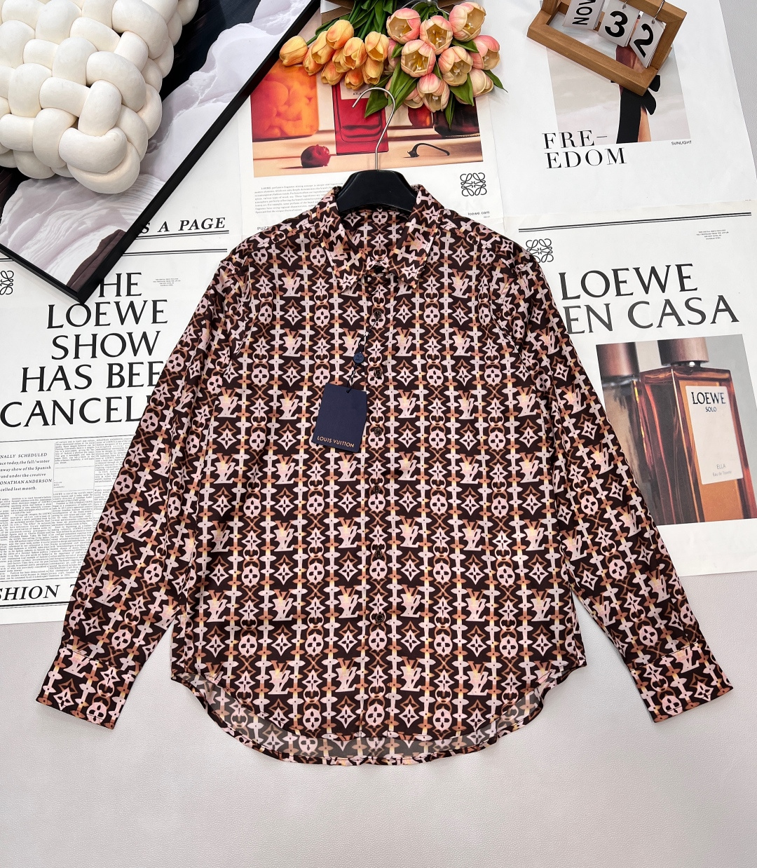 NO:708080,Louis vuitton 2026 new reactive printed silk shirt, customized YB imported silk material, texture and luster, comfortable and nourishing, loose lapel shirt cut, old flower combines retro and modern just right!  The brown-tone presbyopia all-over print design is eye-catching and fashionable. The lightweight fabric has a sense of drape, and the loose fit is casual and lazy. Whether worn alone to create a relaxed look, or worn with a knitted vest to add a sense of layering, you can easily create a high-end atmosphere. It is a versatile treasure item for daily outings. Customized fabrics and accessories, complete with three standards, shipped in large quantities. Size smlXL code, Louis Vuitton, shirts,19860909Louis vuitton2026新款活性印花丝绸衬衫,定制YB进口丝绸材质,质感光泽,舒适养肤,宽松翻领衬衣剪裁,老花把复古与摩登揉得恰到好处！棕调老花满印设计吸睛又时髦,轻盈的面料自带垂坠感,宽松的版型随性又慵懒.不管是单穿打造松弛感穿搭,还是内搭针织马甲增加层次感,都能轻松拿捏高级氛围感,是日常出街的百搭宝藏单品.定制面辅料 ,三标齐全,大货出 尺码smlXL 编码,,louis vuitton,shirts,,Women's clothing