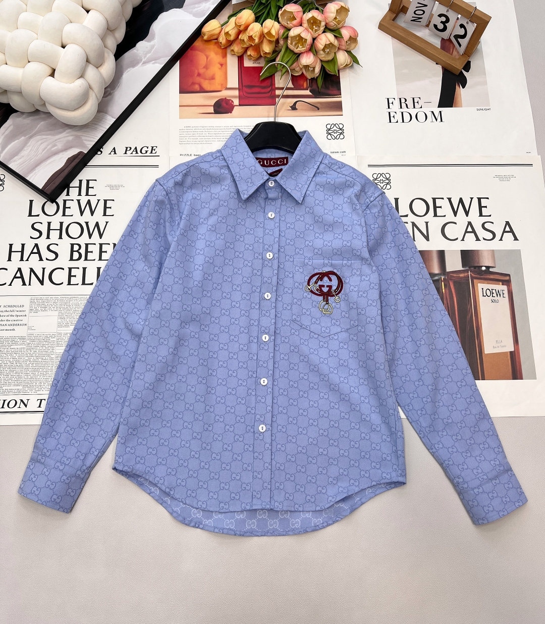 NO:708072,Gucci2026 new Lunar New Year jacquard embroidered pocket shirt, New Year Lunar New Year limited series #Customized YB native jacquard cotton material, delicate texture, comfortable to wear, loose pocket shirt style, sky blue all-over printed jacquard shirt is also so fresh!  The all-over double G dark pattern highlights the brand's tone in a low-key manner, the details of the horsebit embroidery on the pocket are eye-catching and delicate, and the soft sky blue tone brings a refreshing atmosphere. The crisp fabric creates a neat silhouette, and the loose tailoring is friendly to all body types.  , whether worn alone to create a casual and casual style, or layered with a sweater to add layering, you can easily wear it to create an Italian light and luxurious fashion. It is the finishing touch of spring outfits. The balance between simplicity and accent is just right. Complete with three standards, large quantities of goods.  Size sml code,,gucci,sweaters,shirts,19860909Gucci2026新款贺岁提花刺绣口袋衬衫,新年贺岁限定系列#定制YB原生提花全棉材质,质感细腻,穿搭舒适,宽松口袋衬衣版型,天蓝色满印提花衬衫也太清新了！满幅的双G暗纹低调彰显品牌调性,口袋处的马衔扣刺绣细节亮眼又精致,柔和的天蓝色调自带清爽氛围感.挺括的面料塑造出利落的版型,宽松的剪裁对各种身材都很友好,不管是单穿打造休闲随性的风格,还是内搭毛衣叠穿增加层次感,都能轻松穿出意式轻奢的时髦感,是春日穿搭的点睛之笔.简约与腔调平衡得恰到好处.三标齐全,大货出 尺码sml 编码,,gucci,sweaters,shirts,,Women's clothing