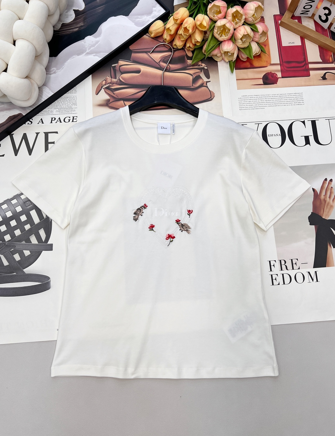 NO:708059,Dior2026 new round neck embroidered logo T-shirt, customized YB native cotton material, breathable and comfortable, full of texture, slim-fitting short-sleeved shirt cut, love embroidered white T-shirt is too sweet!  The pure white background is paired with exquisite love embroidery, and the details of red roses and birds are romantic and smart. The small label hides a low-key brand texture. The soft cotton fabric is skin-friendly and breathable, and the slim fit outlines neat lines. Whether worn alone with jeans for a fresh route, or layered with a suit for a sweet and cool layering, it can easily become the finishing touch of an outfit. It is a romantic treasure in the summer wardrobe. Three labels are complete, and large quantities are available. Size sml  Editor,,dior,jeans,T-shirt,tees,t-shirt,business suit,19860909Dior2026新款圆领刺绣徽标T恤,定制YB原生全棉材质,透气舒适,质感十足,修身短袖恤剪裁,爱心刺绣白T也太甜了！纯白底色搭配精致的爱心刺绣,红玫瑰与飞鸟的细节点缀浪漫又灵动,小标暗藏低调的品牌质感.柔软的棉质面料亲肤又透气,修身的版型勾勒出利落线条,不管是单穿搭配牛仔裤走清新路线,还是内搭西装打造甜酷叠穿,都能轻松成为穿搭的点睛之笔,是夏日衣橱里的浪漫宝藏单品.三标齐全,大货出 尺码sml 编,,dior,jeans,T-shirt,tees，t-shirt,business suit,,Women's clothing