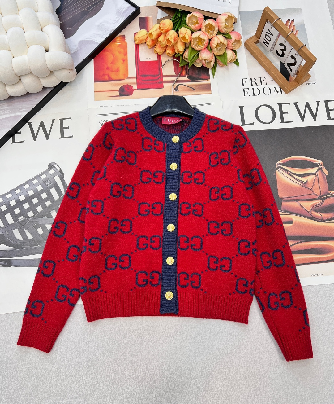 NO:708759,Gucci classic presbyopia jacquard knitted wool round-neck cardigan. Classic and versatile presbyopia pattern, yarn feeder hanging machine equipment imported from Germany. The wool material used is woven by a jacquard loom imported from Germany after dyeing. The wool is original color-matching and dyed. After dyeing, it is made using a jacquard machine imported from Germany. It is a test to restore the exquisite knitting technology. The degree of delicacy is visible to the naked eye. Exquisite and elegant, you can tell a girl with class at a glance. The classic GG jacquard pattern is too delicate and durable. The burgundy color is youthful and energetic~  The versatile basic style is very practical to wear every day and looks very layered when paired with a T-shirt!  Wool yarn upper body is comfortable and warm, complete with three labels, shipped in large quantities, sizes sml, gucci, tees, t-shirt,19860909Gucci 经典老花提花针织羊毛圆领开衫 经典百搭老花图案,德国进口纱嘴挂毛机器设备织片,所用毛料材质,定染后由德国进口提花织机进行织片,毛料原版对色定染,定染后采用德国进口挂毛提花机器打造,相当考验针织工艺还原精湛,细腻程度肉眼可见 精致优雅一眼就是有品的姑娘 经典的GG提花图案太精致耐看 酒红色颜色青春活力～ 日常百搭的基础版型非常实穿 搭配T恤都很有层次感 ！羊毛纱线上身舒适保暖,三标齐全,大货出 尺码sml 编,,gucci,tees，t-shirt,,Women's clothing