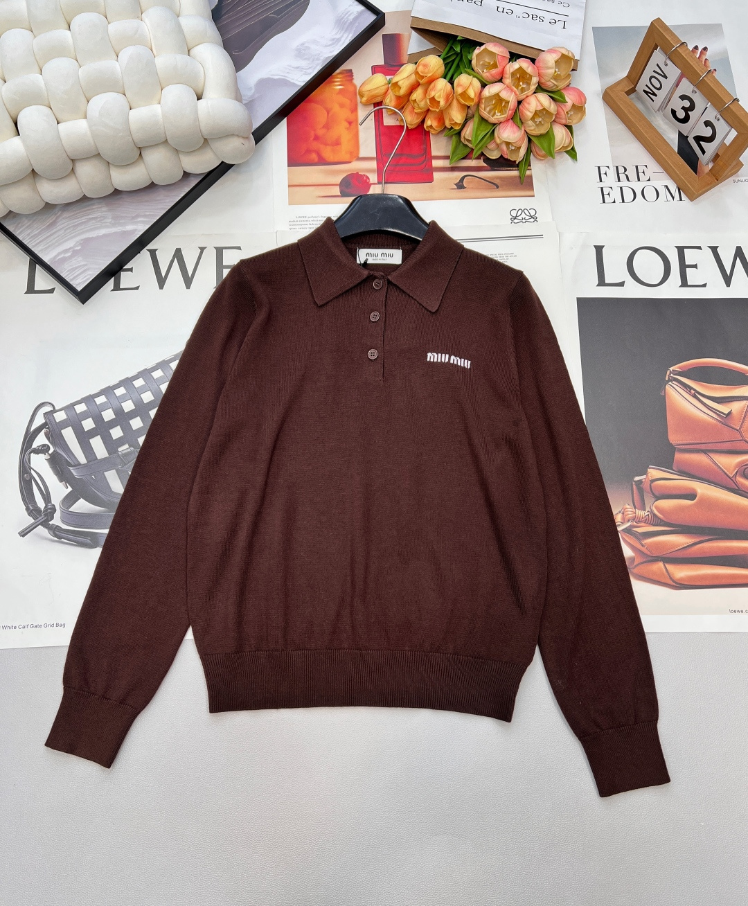 NO:708744,Miumiu's new autumn and winter jacquard letter lapel knitted sweater. What a simple Polo collar wool sweater!  Whoever wears it looks better! The polo neckline design is simple and elegant, and the upper body has its own temperament~ The neckline is equipped with 3 buttons to design a loose fit, and the upper body is comfortable and does not stick to the body. The small dropped shoulder sleeves create a casual and lazy atmosphere, and the cuffs and hems are closed with tight threads, which is durable and layered. The embroidered letter on the chest highlights the brand's fashion sense. No more complicated elements~ The simpler it is, the more high-end it can be worn~Wool yarn, super soft and waxy  There is also a gentle brown color that is both rustic and soft ~ simple and elegant yet intellectually sexy!  Just close your eyes and enter!  You can wear it alone without getting tired of it!  Three standards are complete, large quantities are shipped, size sml code, miumiu, sweaters,19860909Miumiu秋冬新款提花字母翻领针织毛衣 好简约的Polo领羊毛针织衫！谁穿谁好看! polo领口设计,简单大气,上身自带气质~ 领口搭配3粒钮扣设计宽松的版型,上身舒适不沾身 小落肩袖营造休闲又慵懒的氛围,袖口下摆都是采用紧密的螺纹收口的,耐穿有层次感 胸前提花字母凸显品牌时尚感 无再多复杂的元素~ 越简单越是能穿出高级气质~羊毛纱线,超级软糯 还有温柔的棕色可飒可柔~简约大气又有知性感！闭眼入就是了！内搭单穿都穿不腻！三标齐全,大货出 尺码sml 编码,,miumiu,sweaters,,Women's clothing