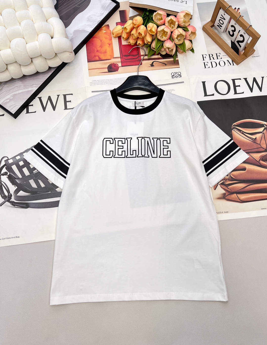 NO:708758,CELINE's new spring and summer style sleeves with contrasting stripes, loose large-fit casual short-sleeved T-shirt. This T-shirt also knows how to create a lazy atmosphere!  This magical item comes with its own relaxing filter. It has a soft and fufu feeling against the skin. The oversized dropped shoulder style directly gives the look of a paper figure. The round neck + ribbed neckline is full of details!  The contrast striped sleeve decoration directly welds the sense of luxury to the body. The letter printing is low-key and hidden. The hem just covers the buttocks. It is lazy and casual ~ the same style for men and women, complete with three standards, large quantities. Size sml code, celine, T-shirt, tees, t-shirt,19860909CELINE春夏新款袖子撞色条纹宽松大版型休闲短袖T恤 这件T恤也太懂慵懒氛围感了吧！自带松弛滤镜的神仙单品,纯棉软fufu的贴肤感,超大号落肩版型直接穿出纸片人既视感,圆领+罗纹领口细节感拉满！ 撞色条纹袖子装饰直接把高级感焊在身上字母印花低调又暗藏小心机,下摆刚好遮住臀部,慵懒又随性～男女同款,三标齐全,大货出 尺码sml 编码,,celine,T-shirt,tees，t-shirt,,Women's clothing