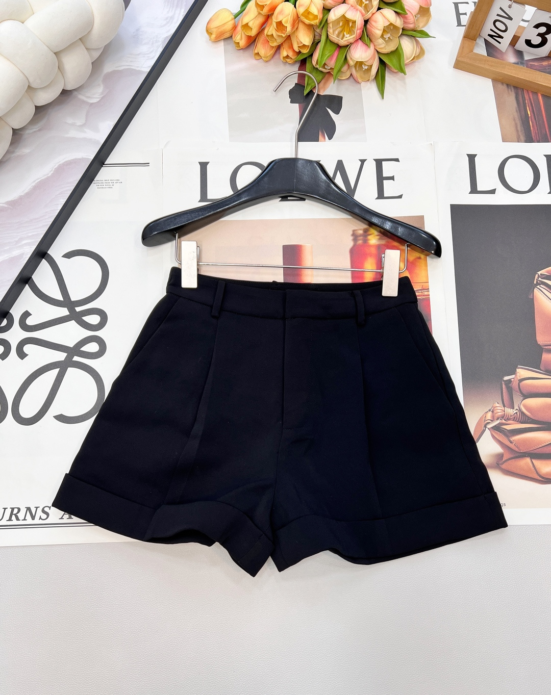 NO:708748,DIOR's new rolled hem suit casual shorts have a neat aura and are versatile. The classic black tone outlines neat lines. The suit fabric has a crisp texture. The rolled hem design breaks the dullness and adds a bit of casual laziness. The high waistline tailoring quietly optimizes the proportions, hides the flesh and shows the length of the legs, no matter it is matched with  Simple T-shirts for casual style, or paired with shirts and small suits to create a commuting look, you can easily create a refined aura. The textured hardware embellishments in the details make the basic models eye-catching and thoughtful. One piece unlocks N possible outfits, making it a versatile player in the wardrobe. Complete with three standards, large quantities are shipped.  Size smlxl code, dior, shorts, shirts, tees, t-shirt, business suit,19860909DIOR新款卷边西装休闲短裤,利落气场,百搭不设限,经典黑调勾勒利落线条,西装面料自带挺括质感,卷边设计打破沉闷,添上几分随性慵懒.高腰线剪裁悄悄优化比例,藏肉又显腿长,无论是搭配简约T恤走休闲风,还是配衬衫、小西装打造通勤造型,都能轻松拿捏精致气场.细节处的质感五金点缀,让基础款也有亮眼小心思,一条解锁N种穿搭可能,是衣橱里的百搭实力选手.三标齐全,大货出 尺码smlxl 编码,,dior,shorts,shirts,tees，t-shirt,business suit,,Women's clothing