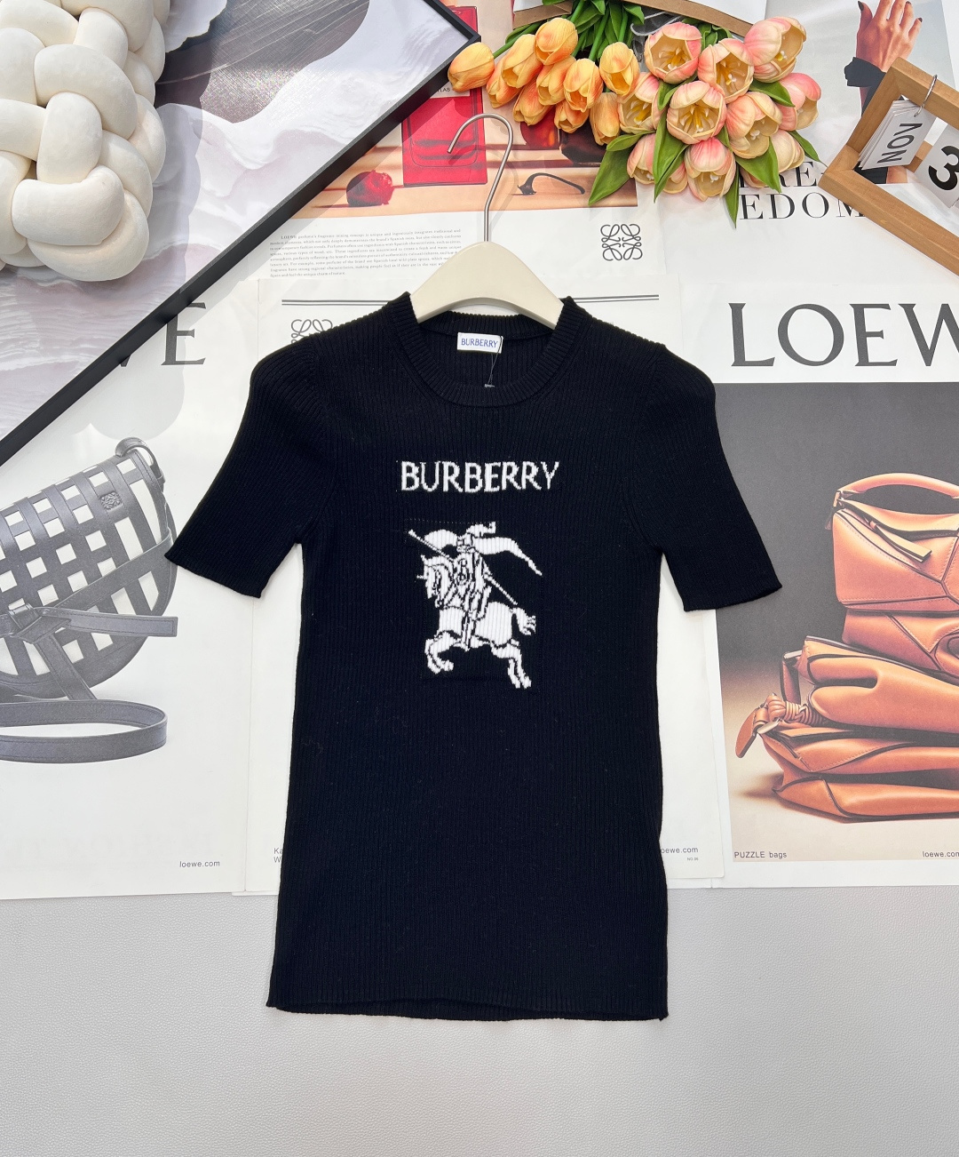 NO:708739,Burberry's new chest war horse intarsia knitted short sleeves. This slim-fit knitted long sleeve comes from the classic rib knit series. The simple slim fit is matched with the unique contrasting letter logo. It is super fashionable and versatile. Pragmatism. The simple silhouette and chic matching complement each other. You can choose any bottom, a versatile item. This knitted upper body is really slimming. It is made of imported high-grade wool fabric. The fabric is skin-friendly and has super elasticity.  The best choice for the transitional season, this thin, slim-fitting bottoming shirt can be worn alone in autumn or as an inner layer in winter. It looks good alone and paired with any trousers and skirts. It is a must-have item for girls!  It is comfortable and soft against the skin. It is full of texture. The letters on the chest are crocheted in contrasting colors. Simple and fashionable. It is a great item to wear alone or layered. It has three standards and three colors. The size is sml, burberry, skirts, T-shirt,19860909Burberry 新款胸口战马嵌花针织短袖,这款修身版型针织长袖源自经典罗纹针织系列 简洁修身版型与别致撞色字母logo搭配 超级时髦百搭 实用主义 简洁廓形与别致搭配相映成趣 下装可任意选择,百搭单品 这件针织上身真的很显瘦 采用进口高级羊毛的面料 面料亲肤 弹力超大 过渡季节最佳选择,薄款修身打底衫,秋天可直接单穿,冬天可做内搭 单穿搭配都好看 任何裤装裙装都可以搭配 女生必备单品！ 贴肤舒适软糯 质感十足 胸前字母钩花撞色 简约时髦 单穿内搭叠穿都是很出彩的单品,三标齐全,三色出 尺码sml 编,,burberry,skirts,T-shirt,,Women's clothing