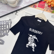 🆕Burberry 新款胸口战马嵌花针织短袖,这款修身版型针织长袖源自经典罗纹针织系列 简洁修身版型与别 🆕Burberry 新款胸口战马嵌花针织短袖,这款修身版型针织长袖源自经典罗纹针织系列 简洁修身版型与别