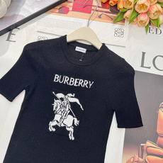 🆕Burberry 新款胸口战马嵌花针织短袖,这款修身版型针织长袖源自经典罗纹针织系列 简洁修身版型与别 🆕Burberry 新款胸口战马嵌花针织短袖,这款修身版型针织长袖源自经典罗纹针织系列 简洁修身版型与别
