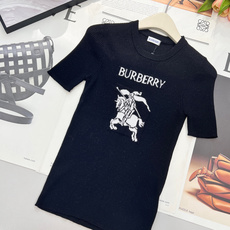 🆕Burberry 新款胸口战马嵌花针织短袖,这款修身版型针织长袖源自经典罗纹针织系列 简洁修身版型与别 🆕Burberry 新款胸口战马嵌花针织短袖,这款修身版型针织长袖源自经典罗纹针织系列 简洁修身版型与别