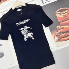 🆕Burberry 新款胸口战马嵌花针织短袖,这款修身版型针织长袖源自经典罗纹针织系列 简洁修身版型与别 🆕Burberry 新款胸口战马嵌花针织短袖,这款修身版型针织长袖源自经典罗纹针织系列 简洁修身版型与别