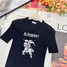 🆕Burberry 新款胸口战马嵌花针织短袖,这款修身版型针织长袖源自经典罗纹针织系列 简洁修身版型与别 🆕Burberry 新款胸口战马嵌花针织短袖,这款修身版型针织长袖源自经典罗纹针织系列 简洁修身版型与别