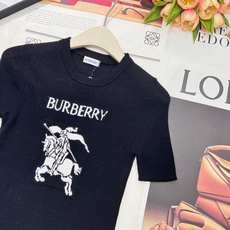 🆕Burberry 新款胸口战马嵌花针织短袖,这款修身版型针织长袖源自经典罗纹针织系列 简洁修身版型与别 🆕Burberry 新款胸口战马嵌花针织短袖,这款修身版型针织长袖源自经典罗纹针织系列 简洁修身版型与别