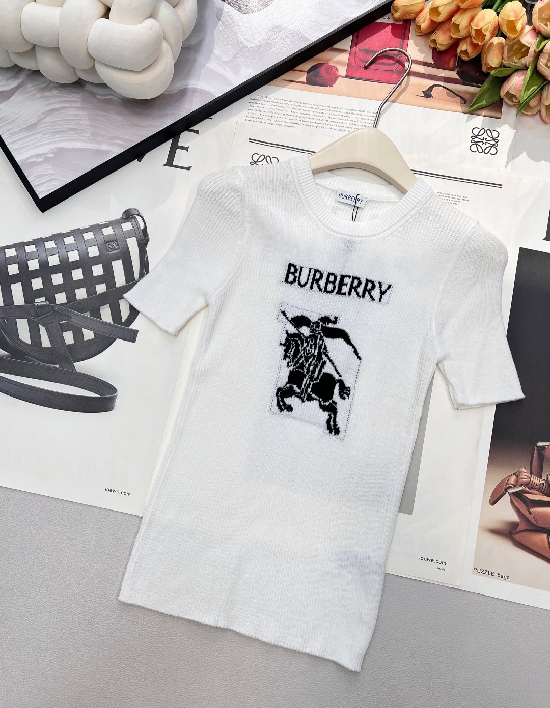 🆕Burberry 新款胸口战马嵌花针织短袖，这款修身版型针织长袖源自经典罗纹针织系列 简洁修身版型与别