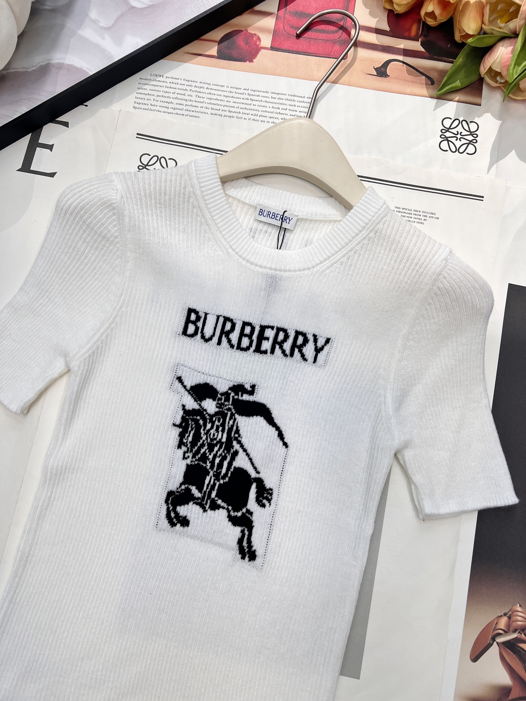 🆕Burberry 新款胸口战马嵌花针织短袖，这款修身版型针织长袖源自经典罗纹针织系列 简洁修身版型与别
