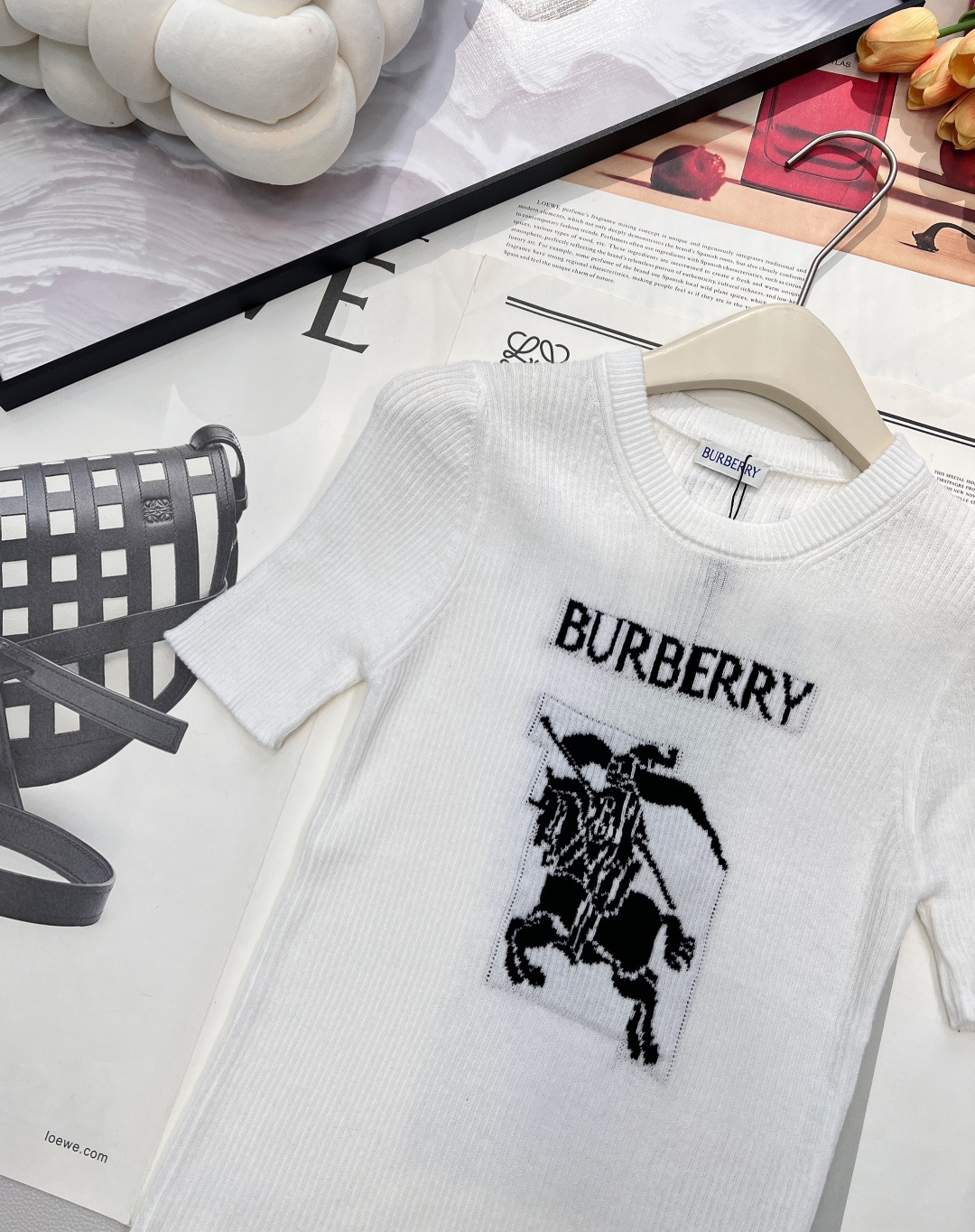🆕Burberry 新款胸口战马嵌花针织短袖，这款修身版型针织长袖源自经典罗纹针织系列 简洁修身版型与别