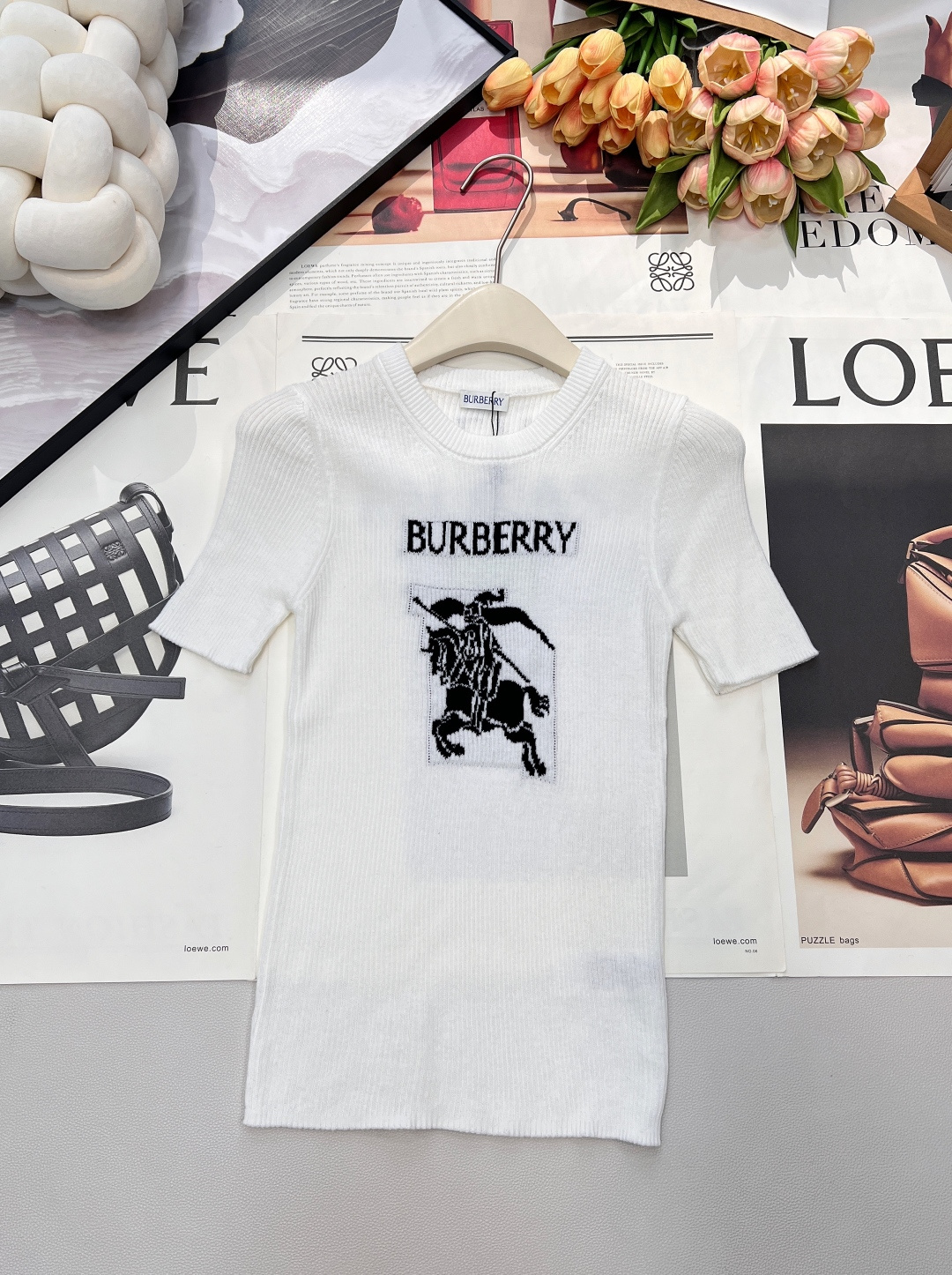 NO:708738,Burberry's new chest war horse intarsia knitted short sleeves. This slim-fit knitted long sleeve comes from the classic rib knit series. The simple slim fit is matched with the unique contrasting letter logo. It is super fashionable and versatile. Pragmatism. The simple silhouette and chic matching complement each other. You can choose any bottom, a versatile item. This knitted upper body is really slimming. It is made of imported high-grade wool fabric. The fabric is skin-friendly and has super elasticity.  The best choice for the transitional season, this thin, slim-fitting bottoming shirt can be worn alone in autumn or as an inner layer in winter. It looks good alone and paired with any trousers and skirts. It is a must-have item for girls!  It is comfortable and soft against the skin, full of texture. The letters on the chest are crocheted in contrasting colors. Simple and fashionable. It is a great item to wear alone or layered. It has three standards and three colors. Sizes are sml coded, burberry, skirts, T-shirt,19860909Burberry 新款胸口战马嵌花针织短袖,这款修身版型针织长袖源自经典罗纹针织系列 简洁修身版型与别致撞色字母logo搭配 超级时髦百搭 实用主义 简洁廓形与别致搭配相映成趣 下装可任意选择,百搭单品 这件针织上身真的很显瘦 采用进口高级羊毛的面料 面料亲肤 弹力超大 过渡季节最佳选择,薄款修身打底衫,秋天可直接单穿,冬天可做内搭 单穿搭配都好看 任何裤装裙装都可以搭配 女生必备单品！ 贴肤舒适软糯 质感十足 胸前字母钩花撞色 简约时髦 单穿内搭叠穿都是很出彩的单品,三标齐全,三色出 尺码sml 编码,,burberry,skirts,T-shirt,,Women's clothing