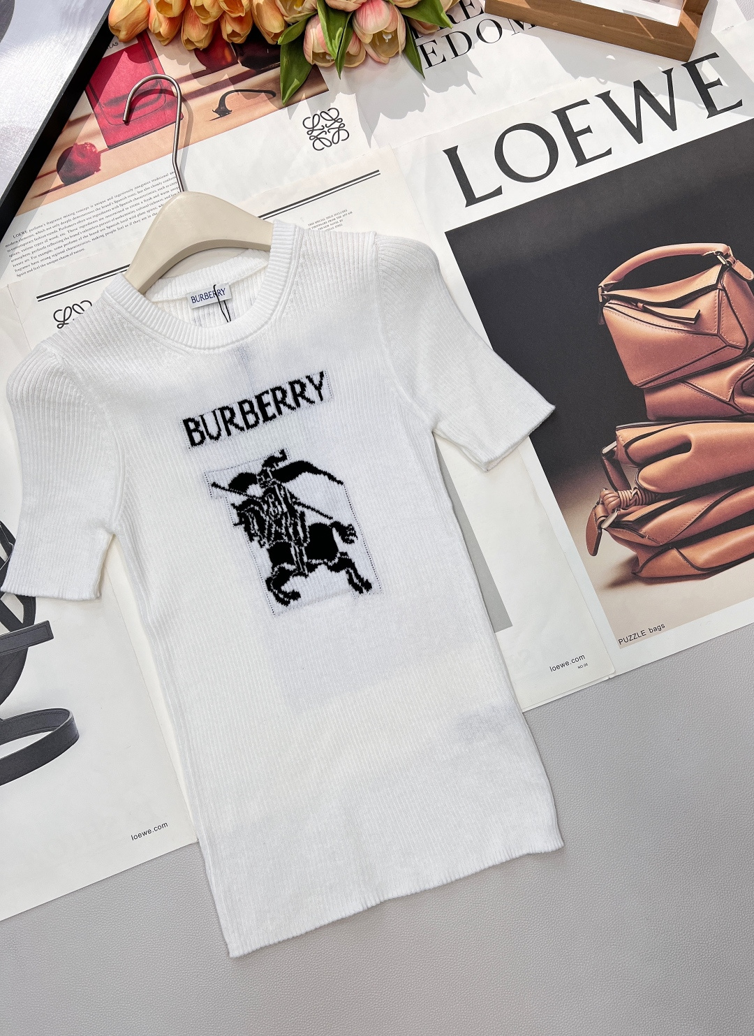 🆕Burberry 新款胸口战马嵌花针织短袖，这款修身版型针织长袖源自经典罗纹针织系列 简洁修身版型与别