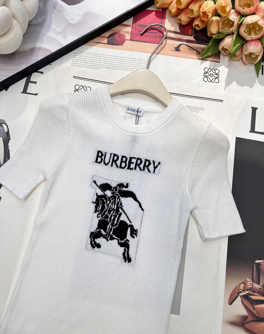 🆕Burberry 新款胸口战马嵌花针织短袖，这款修身版型针织长袖源自经典罗纹针织系列 简洁修身版型与别