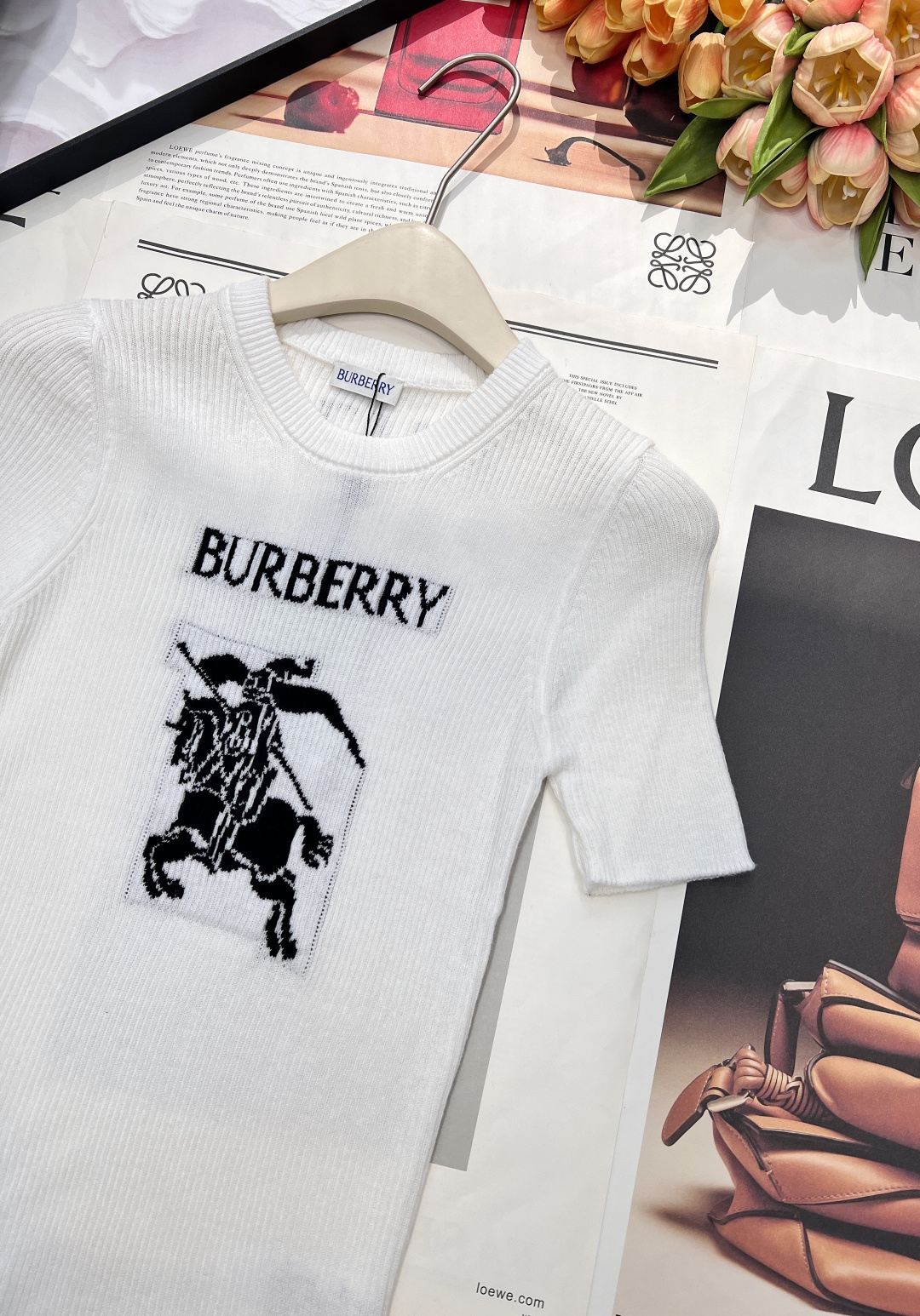 🆕Burberry 新款胸口战马嵌花针织短袖，这款修身版型针织长袖源自经典罗纹针织系列 简洁修身版型与别