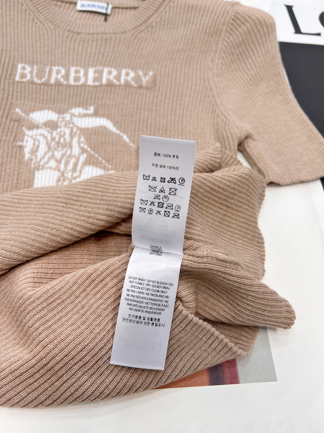 🆕Burberry 新款胸口战马嵌花针织短袖，这款修身版型针织长袖源自经典罗纹针织系列 简洁修身版型与别