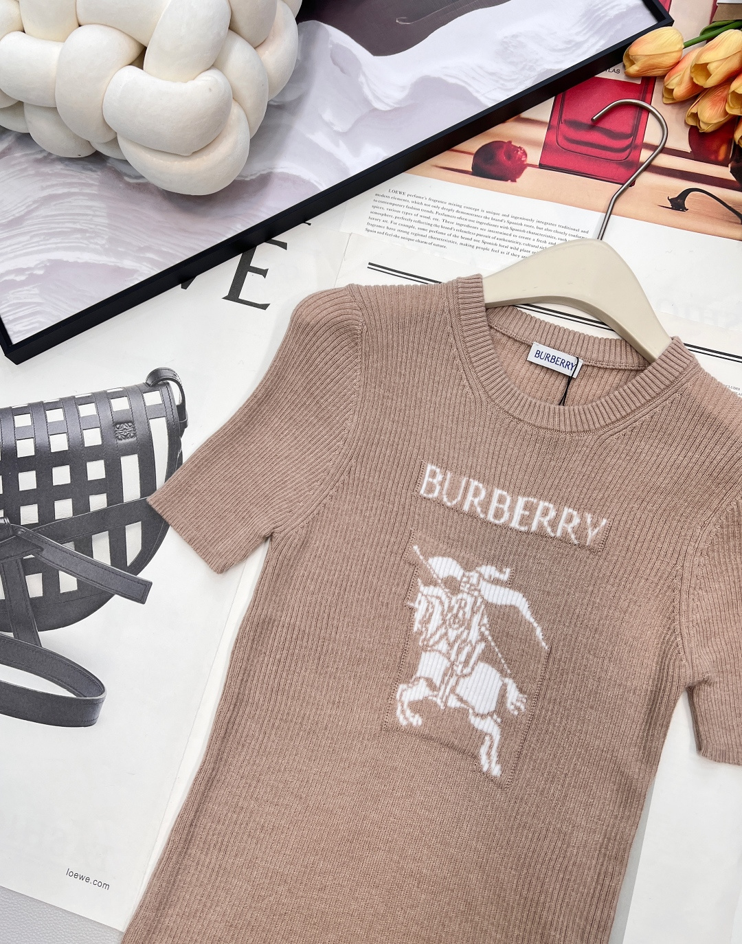 🆕Burberry 新款胸口战马嵌花针织短袖，这款修身版型针织长袖源自经典罗纹针织系列 简洁修身版型与别