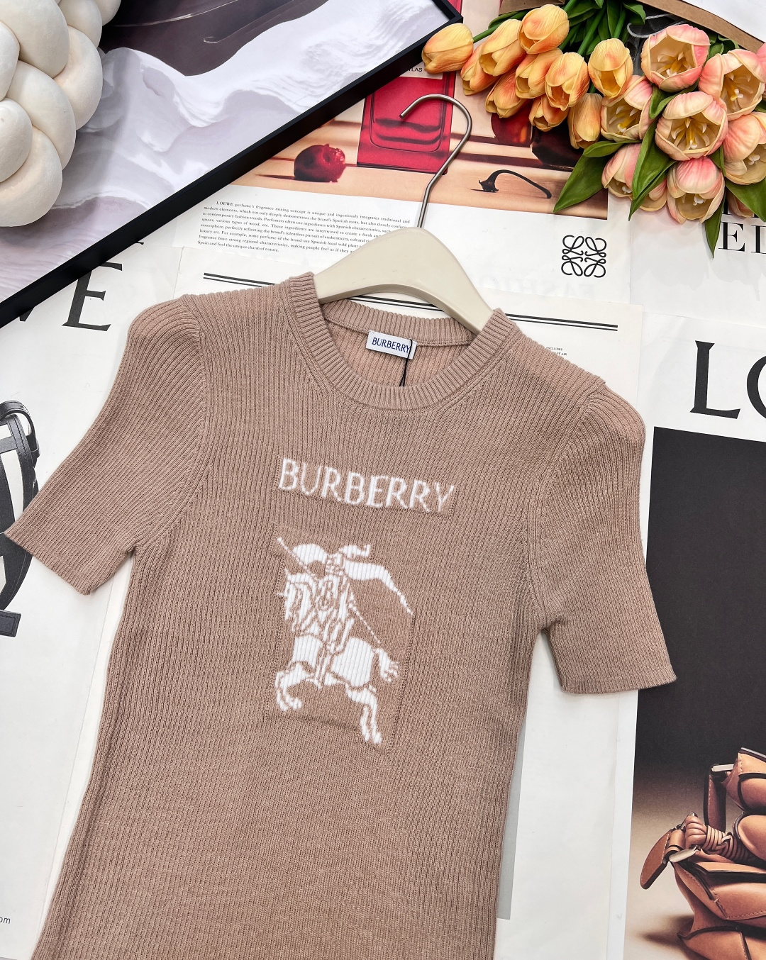 🆕Burberry 新款胸口战马嵌花针织短袖，这款修身版型针织长袖源自经典罗纹针织系列 简洁修身版型与别