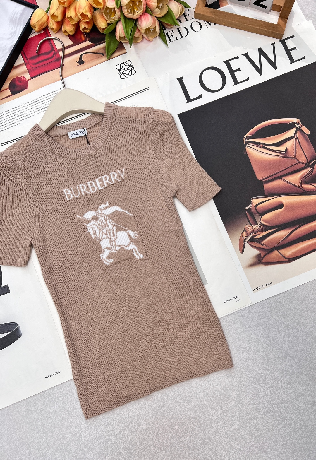 🆕Burberry 新款胸口战马嵌花针织短袖，这款修身版型针织长袖源自经典罗纹针织系列 简洁修身版型与别