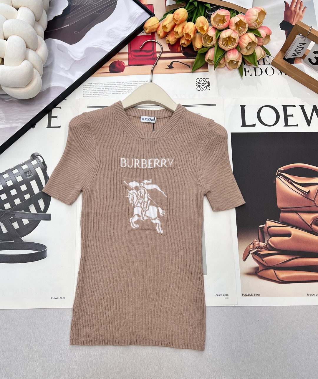 🆕Burberry 新款胸口战马嵌花针织短袖，这款修身版型针织长袖源自经典罗纹针织系列 简洁修身版型与别