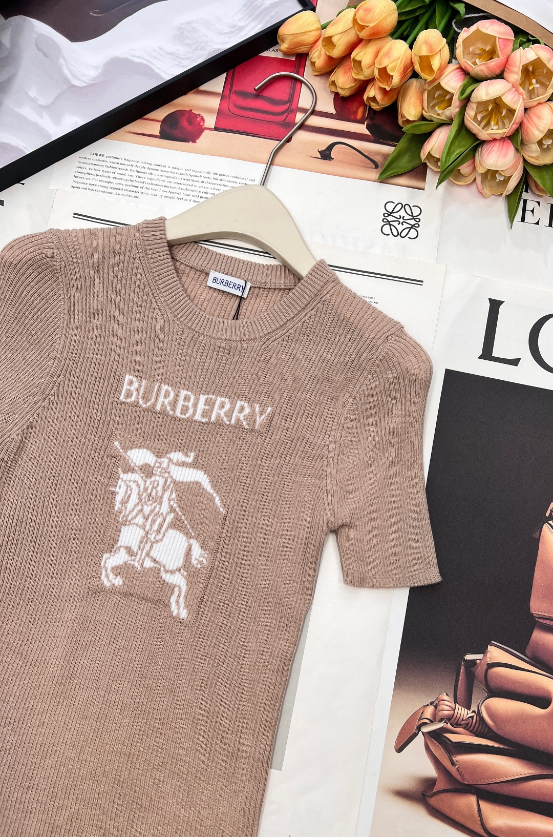 🆕Burberry 新款胸口战马嵌花针织短袖，这款修身版型针织长袖源自经典罗纹针织系列 简洁修身版型与别