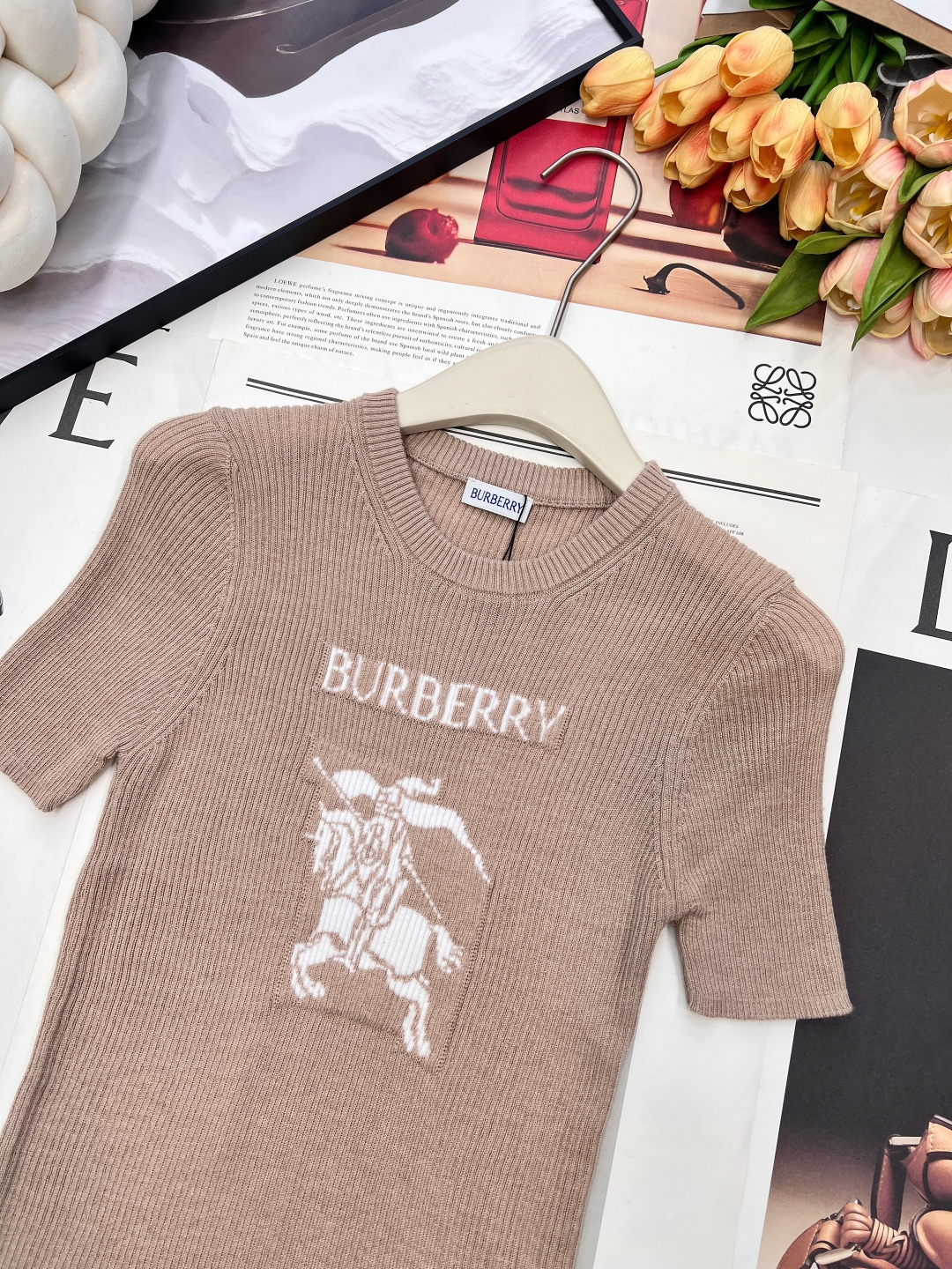 🆕Burberry 新款胸口战马嵌花针织短袖，这款修身版型针织长袖源自经典罗纹针织系列 简洁修身版型与别