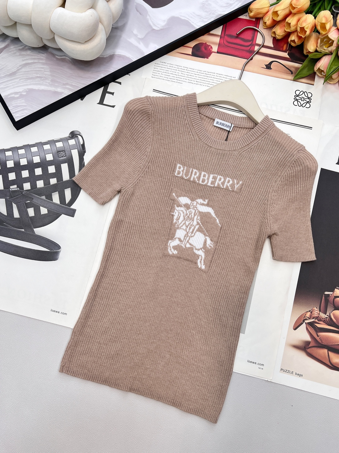 🆕Burberry 新款胸口战马嵌花针织短袖，这款修身版型针织长袖源自经典罗纹针织系列 简洁修身版型与别