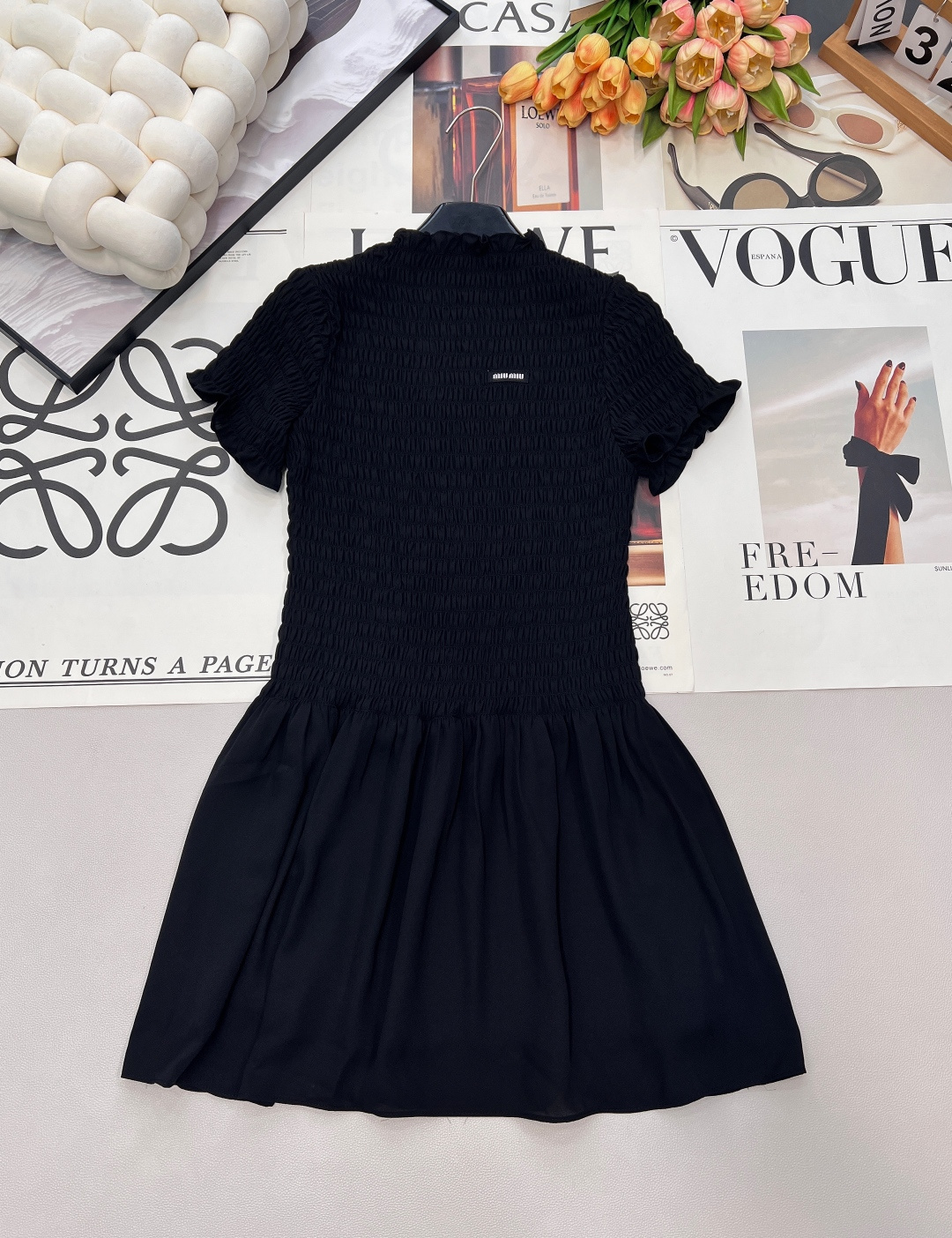 NO:708734,Miumiu25FW new autumn and winter georgette mini dress丨exclusively developed by yb!  High quality production!  The classic black tone outlines a sweet and cool atmosphere, pleated georgette fabric creates a sense of texture, the stand-up collar + short sleeve design is neat and playful, the waist and umbrella cut easily hides the flesh, the short silhouette elongates the leg line, the micro logo is embellished with details, it has a light and luxurious girly feel, three standards are complete, large quantities are shipped. Size sml code M,, miumiu, skirts, T-shirt,19860909Miumiu25FW秋冬新款 乔其纱迷你连衣裙丨独家yb开发！高版出品！经典黑调勾勒甜酷氛围,褶皱乔其纱面料打造肌理感,立领+短袖设计利落又俏皮,收腰伞摆剪裁轻松藏肉,短款廓形拉长腿部线条,微标标识点缀细节,自带轻奢少女感,三标齐全,大货出 尺码sml 编码M,,miumiu,skirts,T-shirt,,Women's clothing