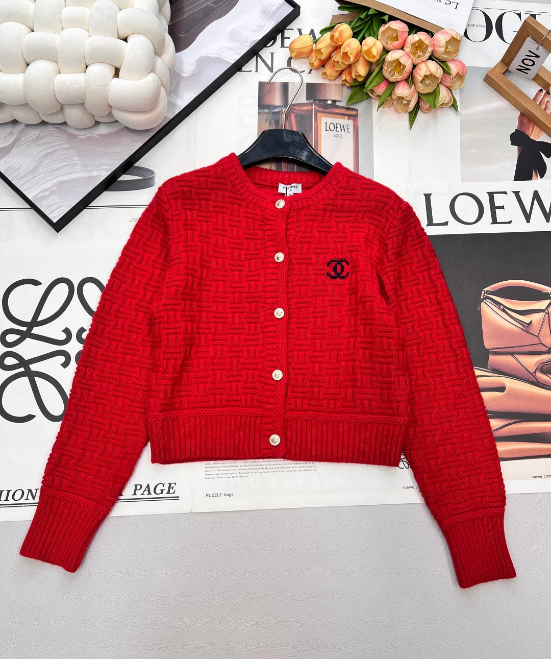 NO:708731,Chanel New Year Red letter knitted cardigan... I like this one so much. I have been waiting for this fabric to be custom-woven and dyed for nearly 39 days. It is definitely the only one in the market. The whole piece is woven on a flat machine imported from Germany. The details and texture are super strong. It looks good with shorts and trousers. The letters on the chest are fully legible... Three labels are complete, and the goods are shipped in large quantities. Sizes are sml coded,, chanel, shorts,19860909Chanel 新年红 字母针织开衫..这件太喜欢了 定织定染等了近39天的面料 绝对是市场独一档的存在整件采用德国进口横机织作 细节质感超强 搭配短裤长裤都好看 胸前字母辨识度满满..三标齐全,大货出 尺码sml 编码,,chanel,shorts,,Women's clothing